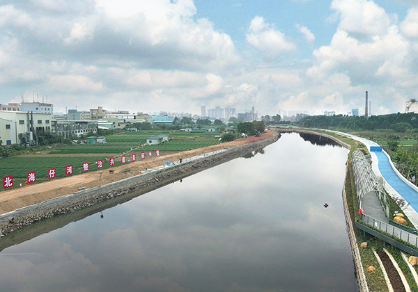 “全河段、全流域、全天候、生態(tài)修復(fù)”治理原則<br />
<br />
按照“控源截污→內(nèi)源清淤→補(bǔ)水活源(生態(tài)補(bǔ)水)→堤防整治→生態(tài)修復(fù)”的總體思路。